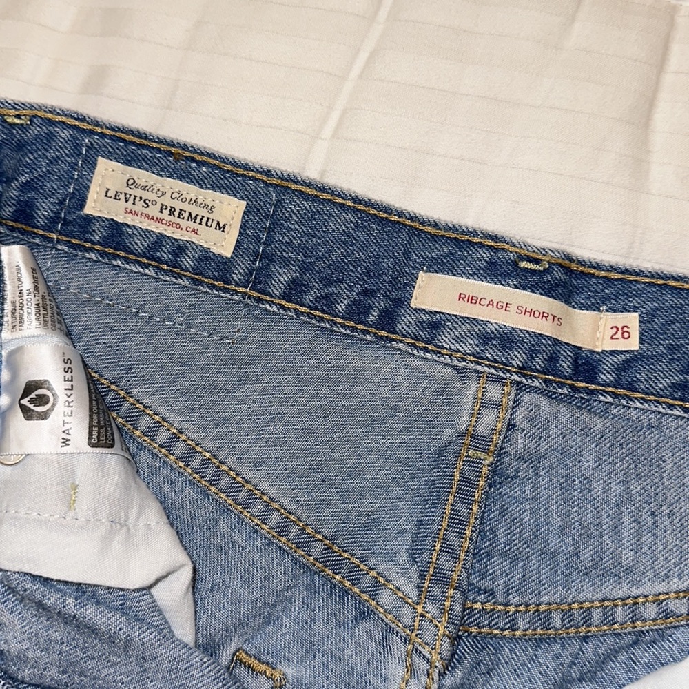 Levi’s Ribcage Shorts - Picture 3 of 3